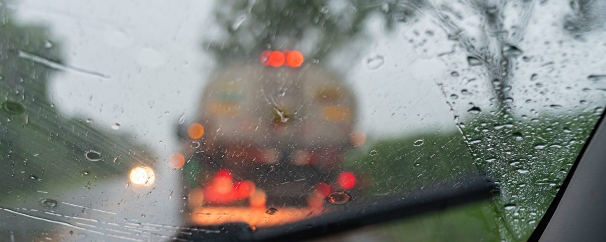 Estrada com chuva vista de dentro de um veículo