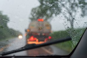 Estrada com chuva vista de dentro de um veículo