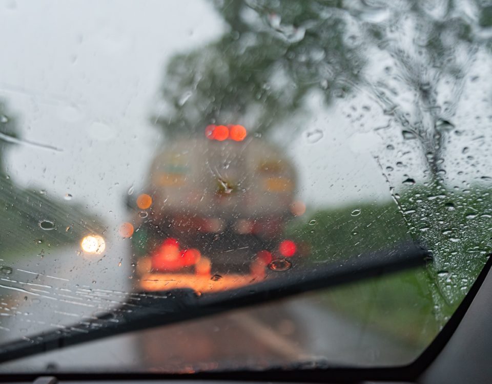 Estrada com chuva vista de dentro de um veículo
