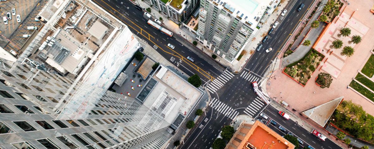 Cruzamentos e rotundas concentram múltiplos pontos de conflito, tornando as interseções os locais de maior risco na condução.