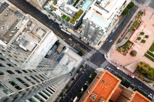 Cruzamentos e rotundas concentram múltiplos pontos de conflito, tornando as interseções os locais de maior risco na condução.