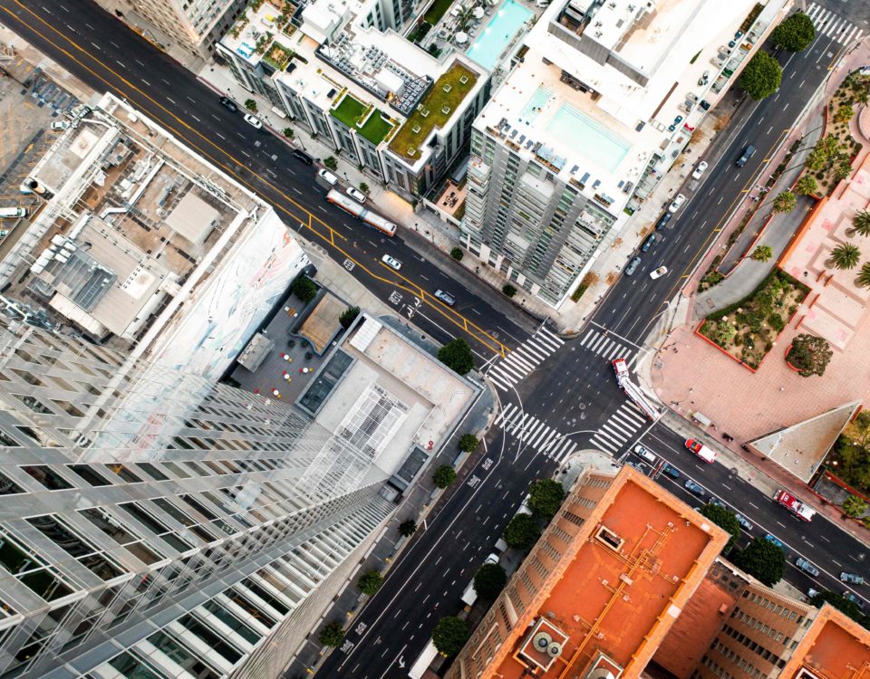Cruzamentos e rotundas concentram múltiplos pontos de conflito, tornando as interseções os locais de maior risco na condução.