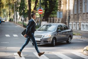 Reduzir a velocidade antes de uma interseção permite antecipar movimentos e proteger os utilizadores mais vulneráveis.
